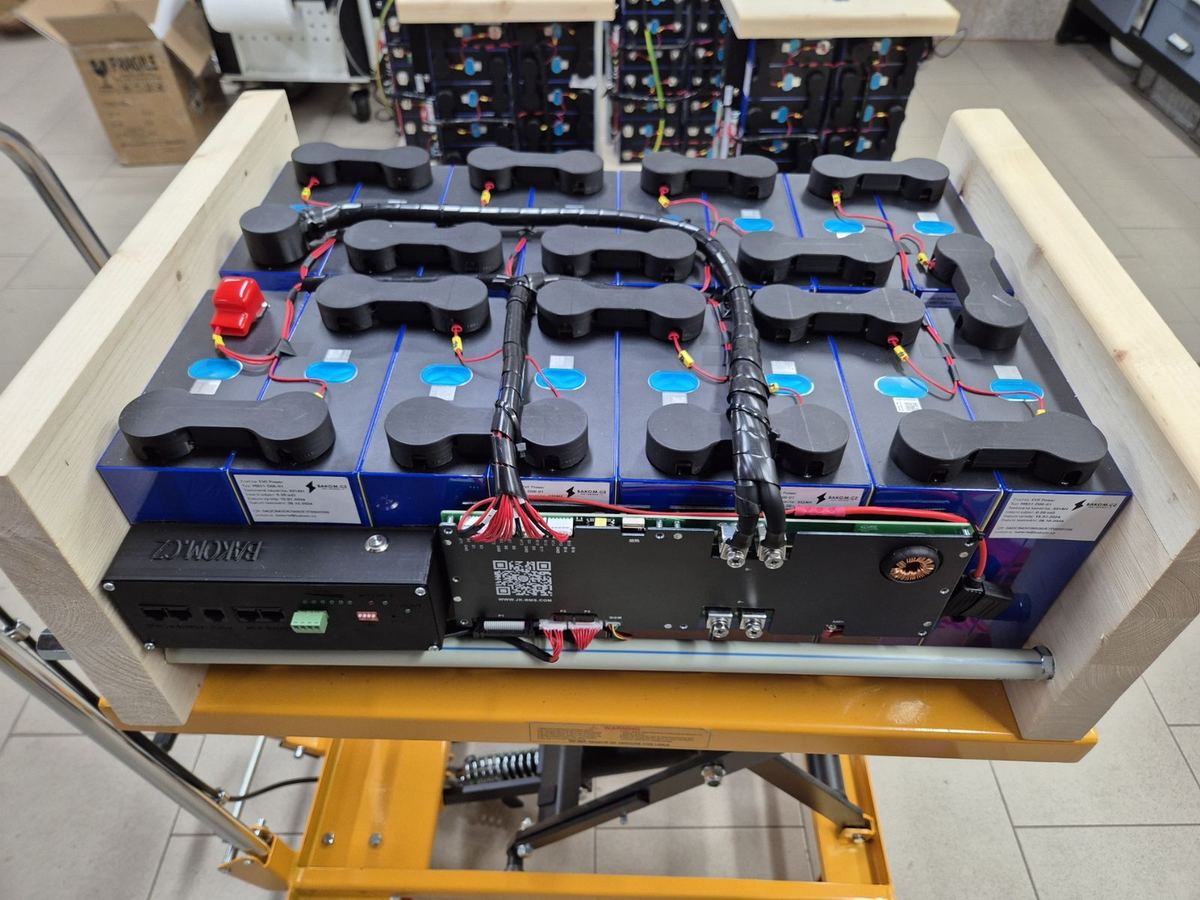 51.2 V / 290 Ah compression box in the workshop