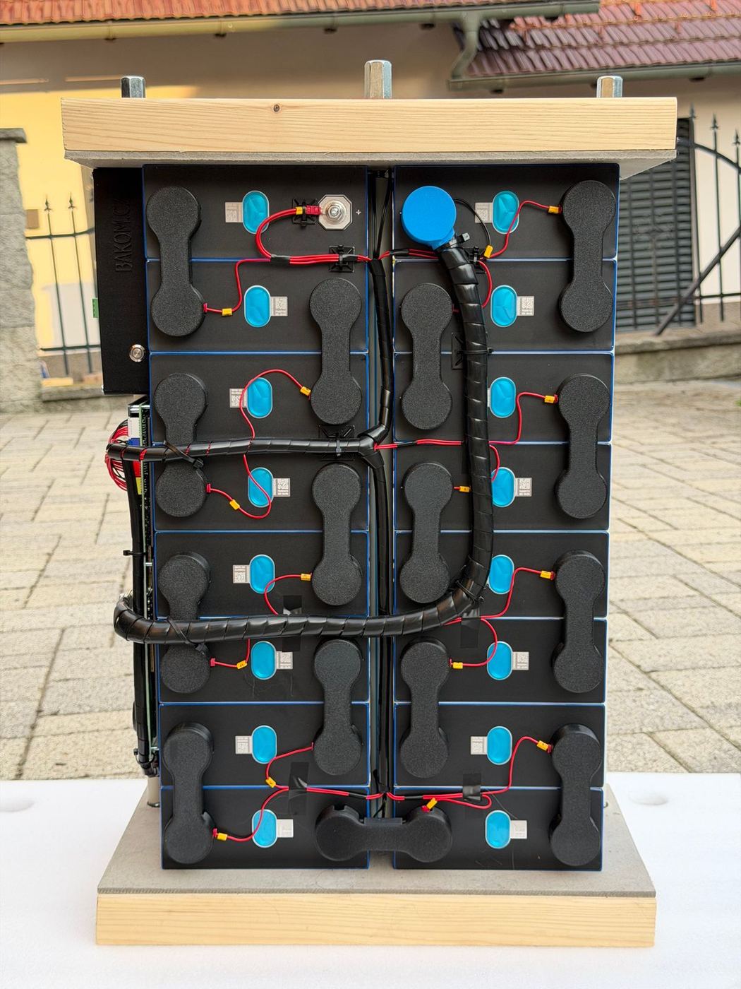 Compression box, front view