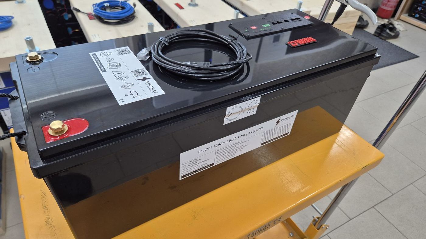 Lid with terminal