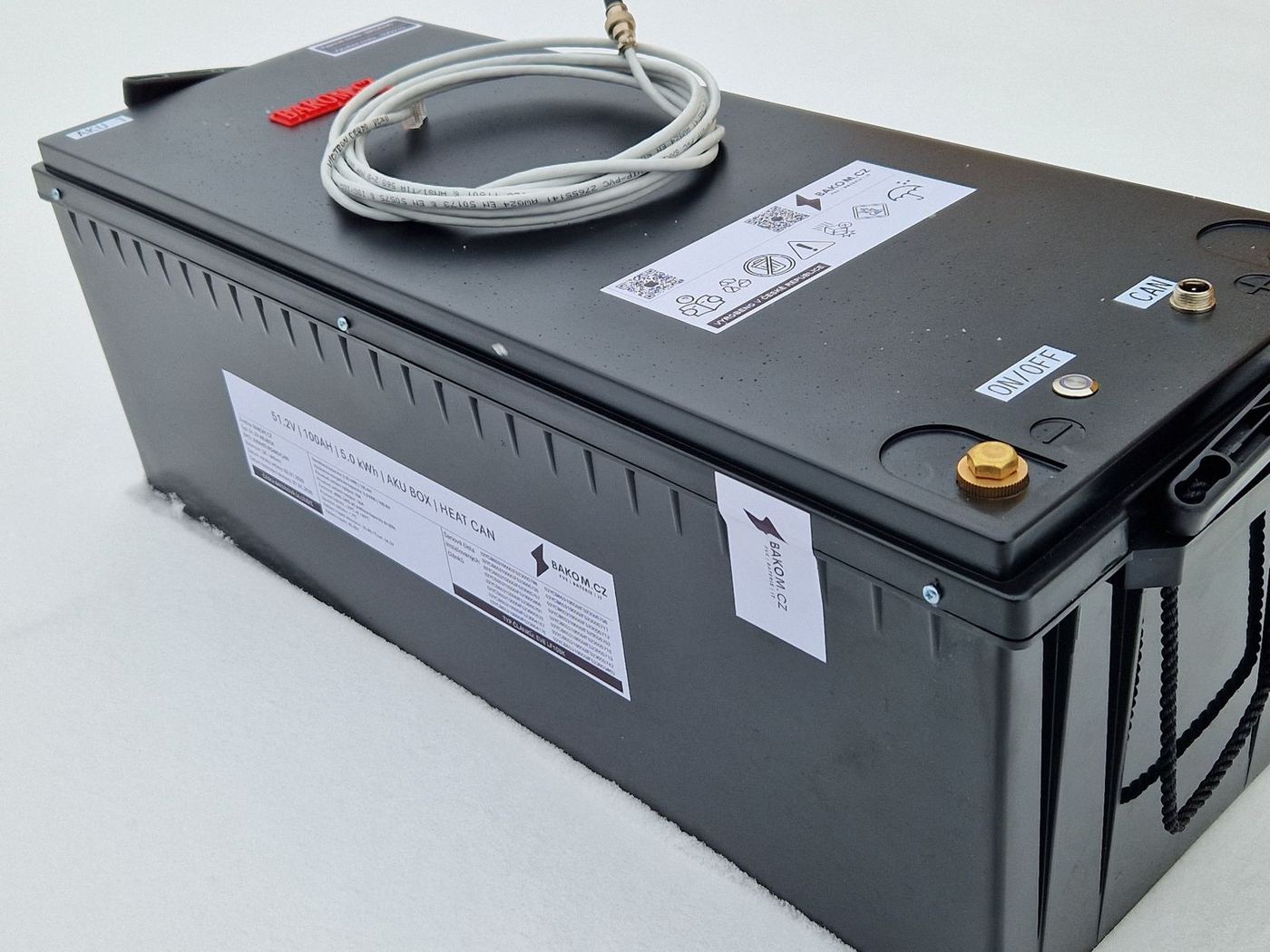 Lid with communication cable