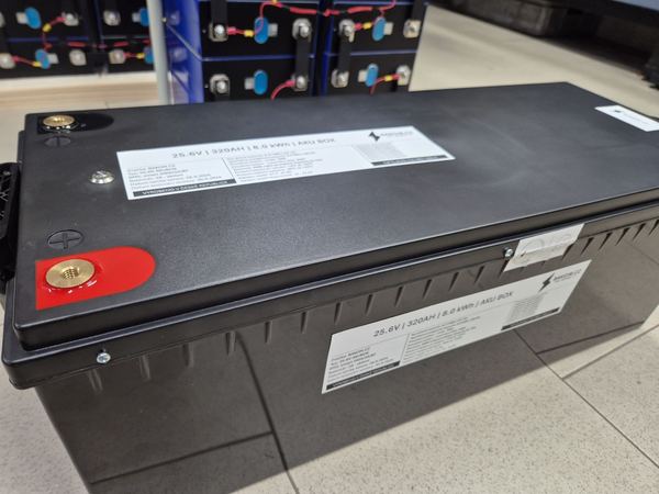 BK72A — 25.6 V / 290 Ah, AkuBox