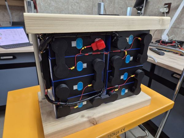 BK72K — 25.6 V / 290 Ah, compression box