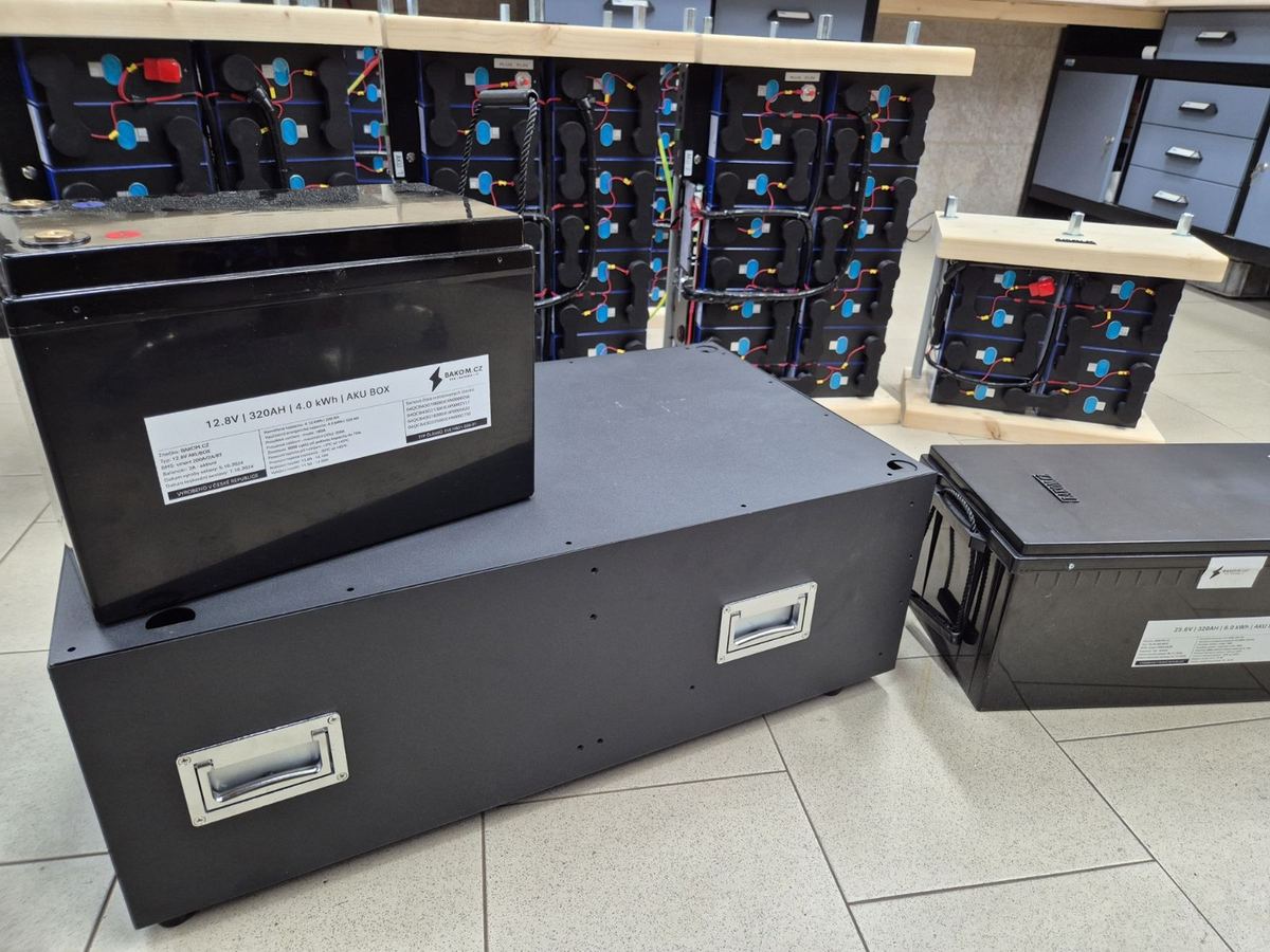 AkuBoxes, a metal box and compression boxes in the workshop