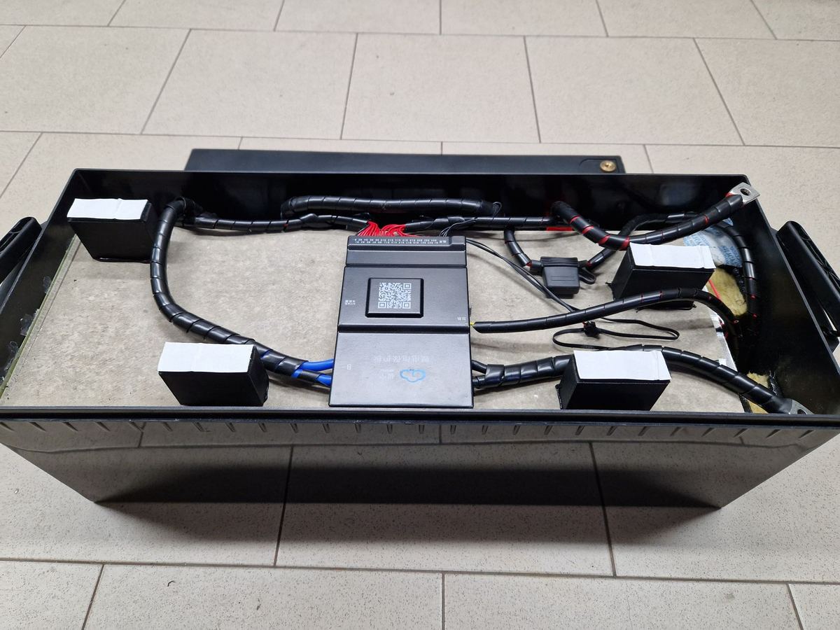Internal wiring and BMS in an open AkuBox