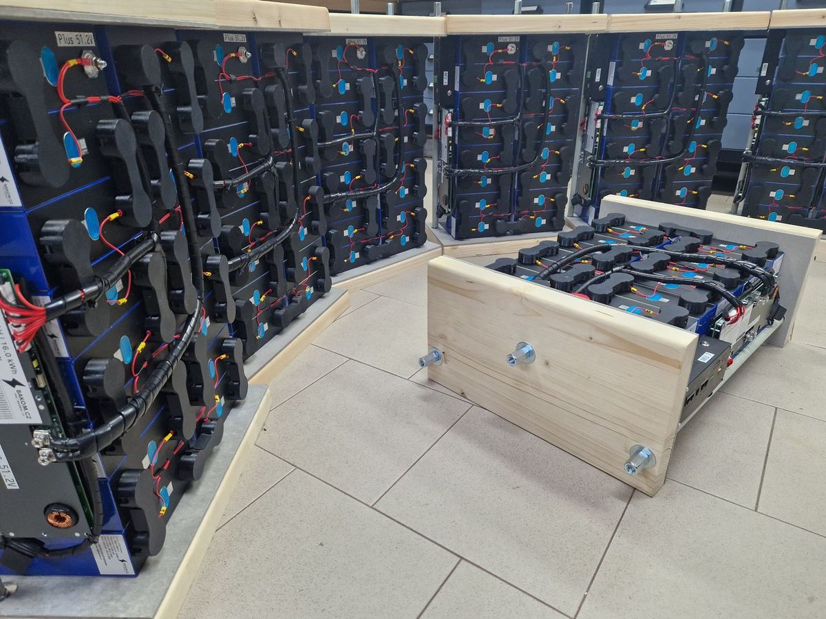 Compression box with compression plates and threaded rods